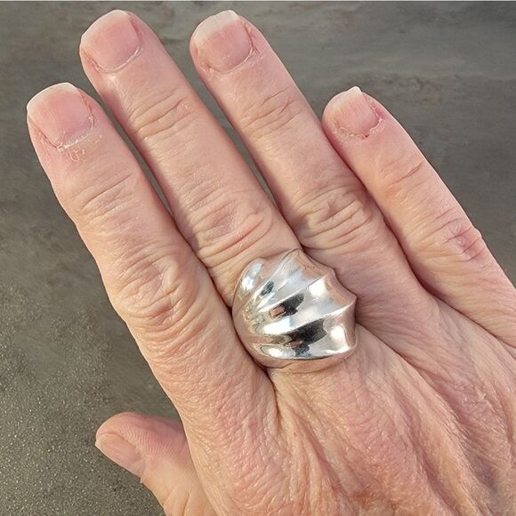 Sterling Contemporary Ribbed Sculptural Statement Ring - Picture 4 of 11